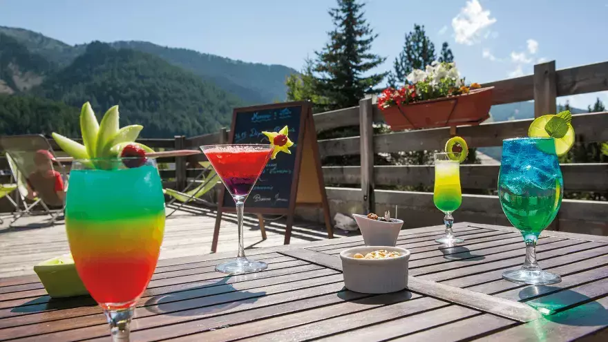 Détente à la terrasse du village vacances