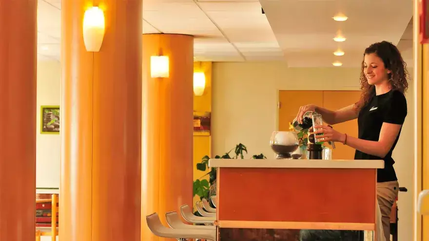 Barmaid du village Grand Hôtel