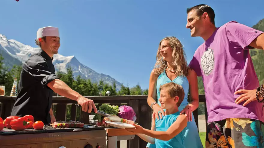 Déjeuner en terrasse en saison au VTF Les Econtres