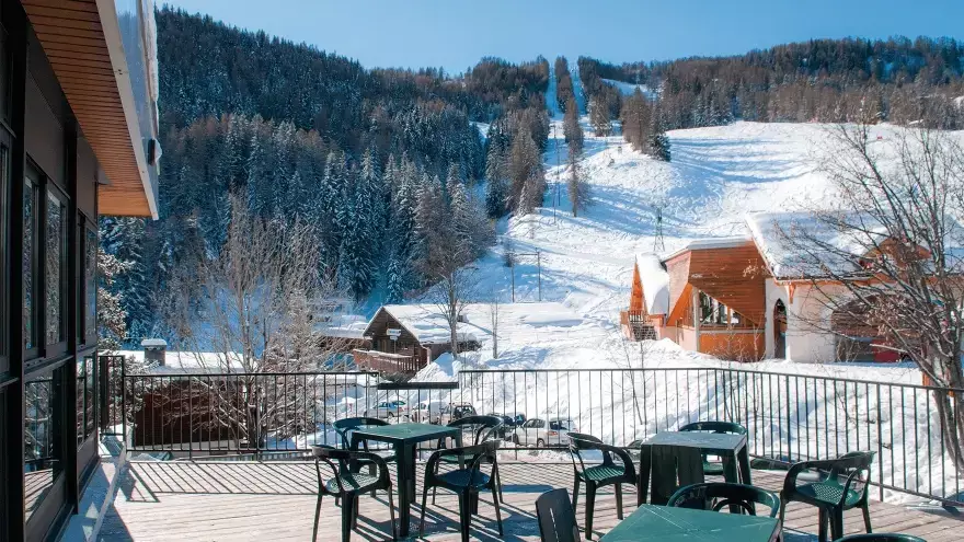 Vue sur les pistes depuis la terrasse