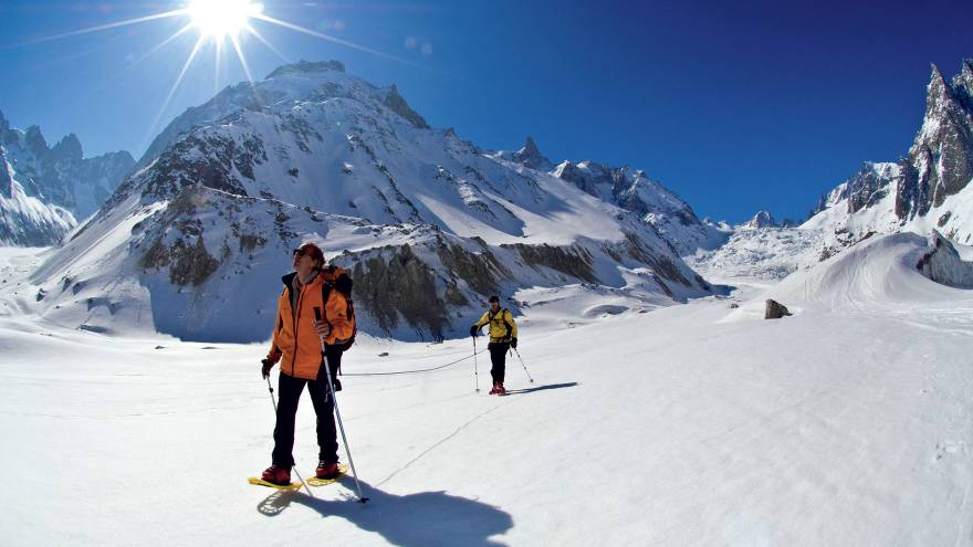 Randonnée en raquettes à neige en famille en montagne