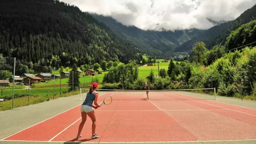 court de tennis en été