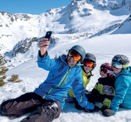 Famille à la neige en Savoie