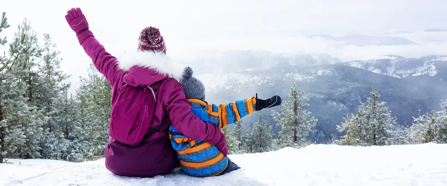 Vacances à la montagne en famille à la neige