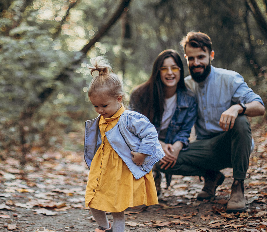 Famille en vacances en Automne